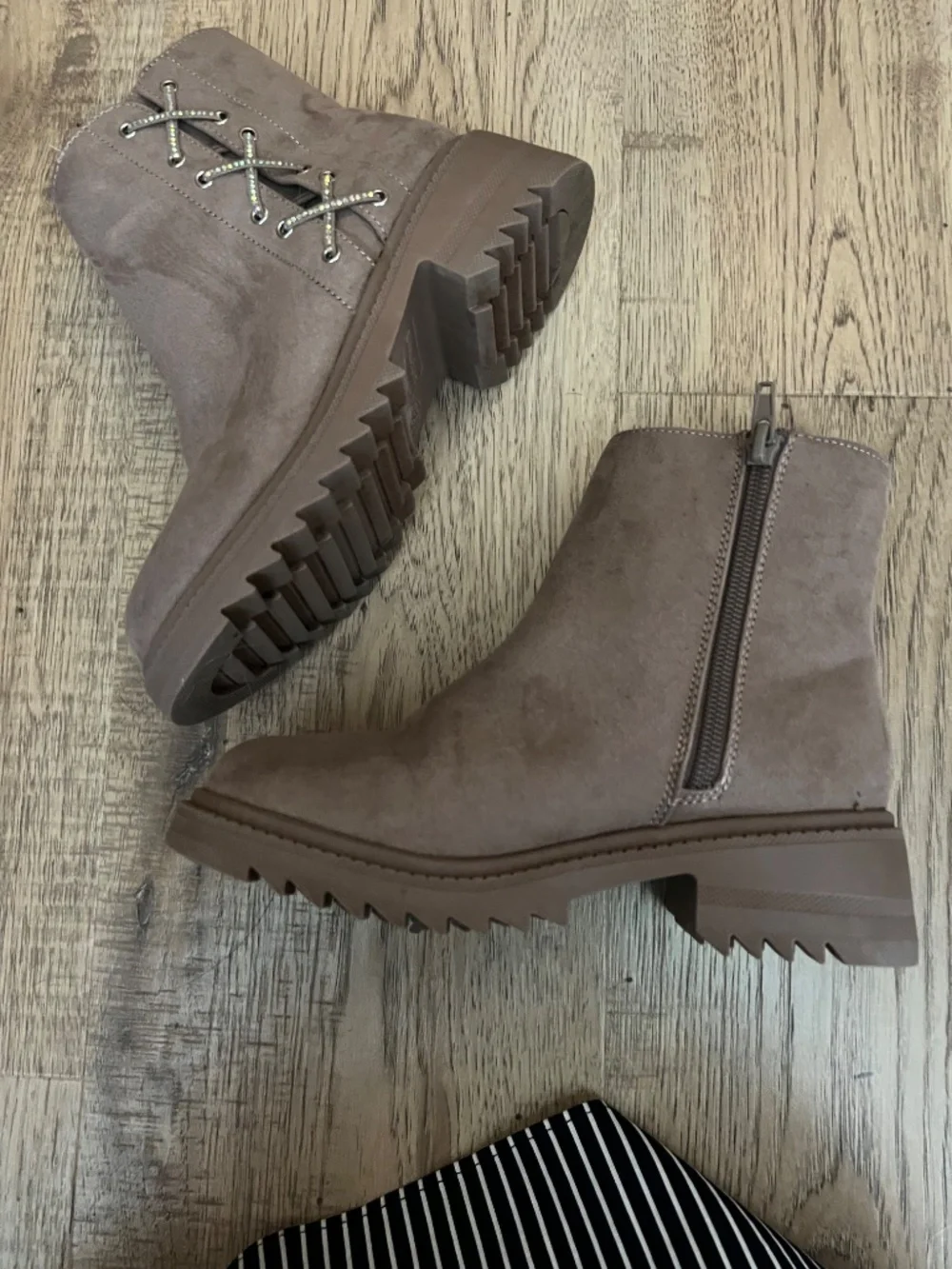 Steve Madden Taupe Lug Sole Ankle Boots | Girls Size 2 | Side Zip | EUC